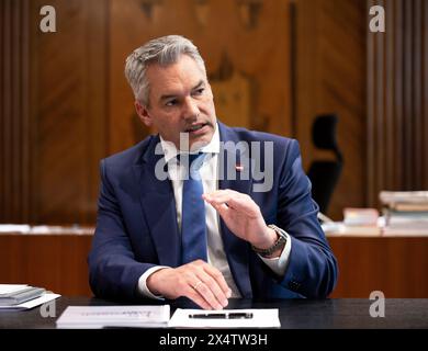 Im Bild: Bundeskanzler Karl Nehammer (ÖVP) in seinem Büro im Bundeskanzleramt a Vienna, Österreich. 03.05.2024 // foto: Il Cancelliere federale Karl Nehammer (OEVP) nel suo ufficio presso la Cancelleria federale austriaca a Vienna. 3 maggio 2024 - 20240503 PD20966 credito: APA-PictureDesk/Alamy Live News Foto Stock