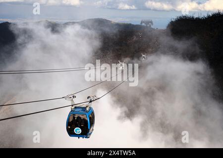 Vagoni della funivia Hakone sopra un vulcano Foto Stock