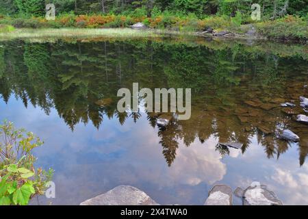 Il riflesso del cielo, Unito alla chiarezza e alla quiete dell'acqua, era semplicemente ipnotizzante. Foto Stock