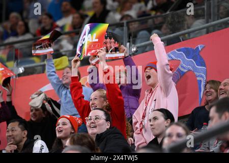 5 maggio 2024; Ken Rosewall Arena, Sydney, NSW, Australia: Suncorp Super Netball , New South Wales Swifts contro West Coast Fever; i tifosi Swifts tifosi Swifts tifanno il loro team Foto Stock