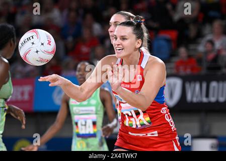 5 maggio 2024; Ken Rosewall Arena, Sydney, NSW, Australia: Suncorp Super Netball , New South Wales Swifts versus West Coast Fever; Elle Temu del NSW Swifts passa la palla Foto Stock