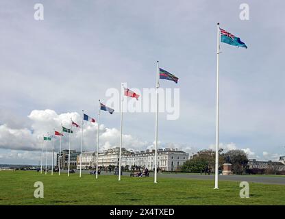 Le bandiere fiancheggiano il promanato a Plymouth Hoe. Uno spazio verde pubblico che offre vedute impressionanti del Plymouth Sound. Foto Stock