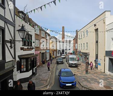 Southside Street, nella storica Barbican di Plymouth. Un mix eccentrico di piccoli negozi, case pubbliche e ristoranti. È anche la casa dei Blackfriars Disti Foto Stock