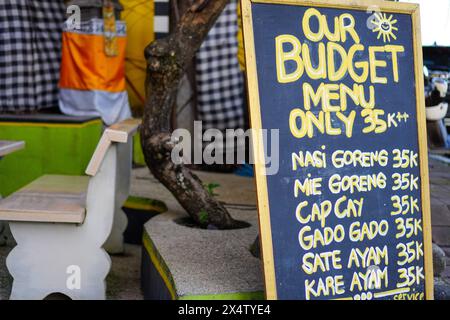 Menu a bordo all'esterno di un ristorante Foto Stock
