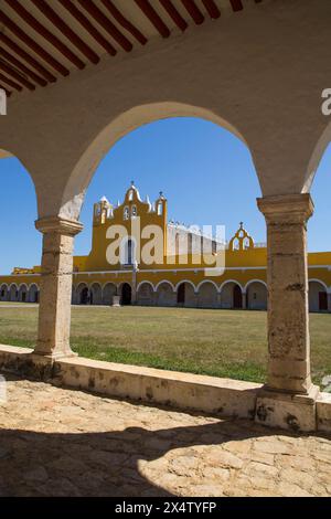 Convento di San Antonio de padova, completato 1561, Izamal, Yucatan, Messico Foto Stock