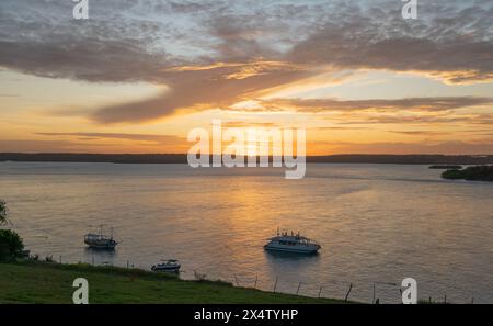 Tramonto alla laguna di Guaraíras a Tibau do sul, Rio grande do Norte in Brasile, alcune barche nella laguna all'ora d'oro. Foto Stock