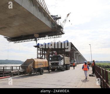 Mwanza. 2 maggio 2024. Questa foto scattata il 2 maggio 2024 mostra il cantiere del ponte Magufuli a Mwanza, Tanzania. Collegando le regioni di Mwanza e Geita, il progetto del ponte Magufuli sul lago Victoria in Tanzania è stato costruito dalla China Civil Engineering Construction Corporation (CCECC). Il ponte principale ha una lunghezza totale di 520 metri e il progetto dovrebbe essere completato entro la fine del 2024. Crediti: Hua Hongli/Xinhua/Alamy Live News Foto Stock