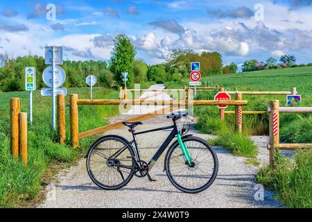 Bicicletta elettrica ibrida "Tenways" su pista ciclabile (voie verte / green way) dalla linea ferroviaria in disuso - sud-Touraine, Francia centrale. Foto Stock