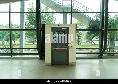 La porta di uscita di emergenza nel terminal dell'aeroporto garantisce la sicurezza dei passeggeri Foto Stock