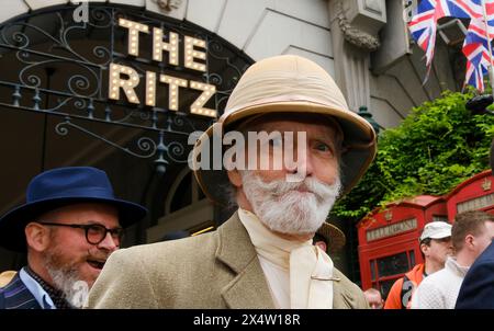 Jermyn Street, Londra, Regno Unito. 5 maggio 2024. Le persone che parlano partecipano alla quarta Grand Flaneur Walk organizzata da The Chap Magazine. Crediti: Matthew Chattle/Alamy Live News Foto Stock