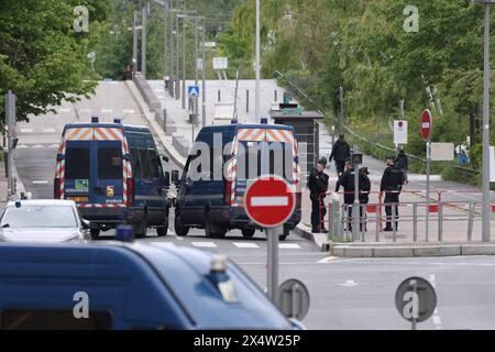 © PHOTOPQR/LE PARISIEN/Jean-Baptiste Quentin ; Parigi ; 05/05/2024 ; à Nanterre, Nahel est encore dans toutes les têtes. Si la reConstitution du tir du policier lors d'un contrôle routier, prévue pour ce dimanche 5 mai, s'annonce comme un « moment important », d'aucuns espèrent que cela ne va pas raviver une colère aujourd'hui apaisée. Nanterre, periferia di Parigi, Francia, 5 maggio 2024 ricostruzione giudiziaria della morte di Nahel Merzouk, un diciassettenne franco-algerino, causata dalla sparatoria di un ufficiale di polizia di nome Florian M., il 27 giugno 2023, durante un controllo stradale, a Nant Foto Stock
