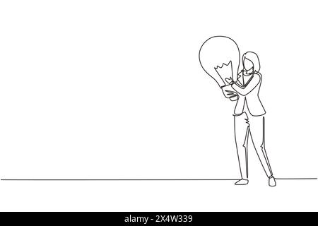 Una linea continua che disegna una donna d'affari sorridente tiene una grande lampadina come simbolo di una nuova idea. La donna felice in blazer ha un'idea nelle sue mani. Busi Illustrazione Vettoriale