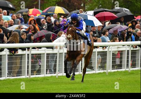 Salisbury, Regno Unito. 5 maggio 2024. Dakota Power, guidata da Megan Jordan (Blue Cap), vince le 2,10 Kingsclere Amateur Jockeys' handicap Stakes all'ippodromo di Salisbury, Regno Unito. Crediti: Paul Blake/Alamy Live News. Foto Stock