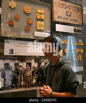 Gerusalemme, Israele. 5 maggio 2024. Un giovane ebreo visita Yad Vashem, il World Holocaust Remembrance Center, alla vigilia di Yom HaShoah, Olocaust Martyrs' and Heroes' Remembrance Day per i sei milioni di ebrei uccisi dalla Germania nazista, che inizia al tramonto di domenica 5 maggio a Gerusalemme. Un rapporto dell'ADL e dell'Università di Tel Aviv ha scoperto che l'antisemitismo mondiale è aumentato nel 2023, anche prima dell'attacco di Hamas del 7 ottobre e della guerra. Foto di Debbie Hill/ credito: UPI/Alamy Live News Foto Stock