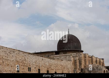 La cupola nera della moschea al Aqsa, un sito sacro islamico, sul Monte del Tempio o Haram al-Sharif nella città vecchia di Gerusalemme, Israele. Foto Stock