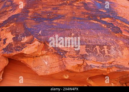 Antichi petroglifi nativi americani nella vernice del deserto dell'arenaria rossa al largo del sentiero del mouse's Tank Petroglyph Canyon presso il Valley of Fire State Park n Foto Stock