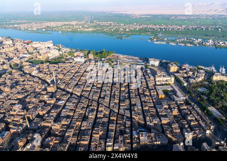 Luxor, Egitto; - 5 maggio 2024 - una vista aerea della città di Luxor, Egitto. Foto Stock