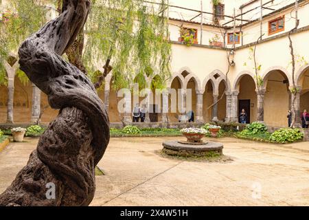 I chiostri medievali del XIV secolo della Chiesa e del Monastero di San Francesco; (Chiesa di San Francesco); Sorrento Italia Europa Foto Stock