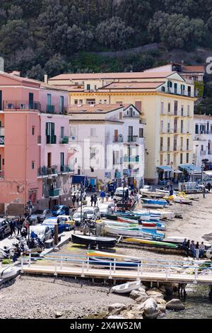 Porto di Sorrento e spiaggia di Sorrento, un piccolo porto sul Golfo di Napoli con barche ed edifici colorati; Sorrento, Campania, Italia e Europa Foto Stock