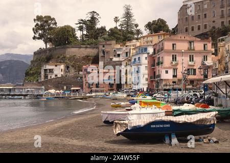 Porto di Sorrento, costa e spiaggia di Sorrento, un piccolo porto sul Golfo di Napoli con barche ed edifici colorati; Sorrento, Italia. Viaggio. Foto Stock