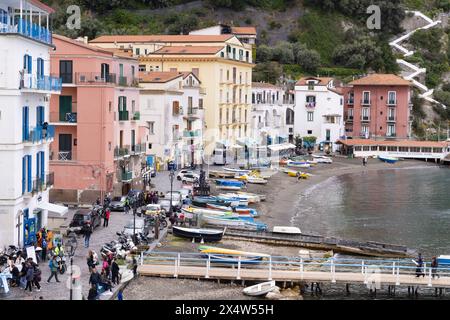 Porto di Sorrento e spiaggia di Sorrento, un piccolo porto sul Golfo di Napoli con barche ed edifici colorati; Sorrento, Campania, Italia e Europa Foto Stock