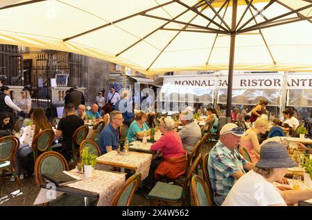 Ristorante Sorrento; i clienti mangiano all'aperto al ristorante Monnalisa, Sorrento Italia Europa Foto Stock