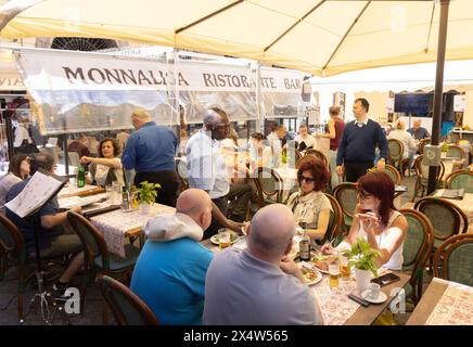 Ristorante Italia; clienti che mangiano all'aperto al ristorante Monnalisa, in estate, Sorrento Italia Europa Foto Stock