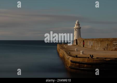 Il faro bianco a Macduff, Aberdeenshire, Scozia. Foto Stock