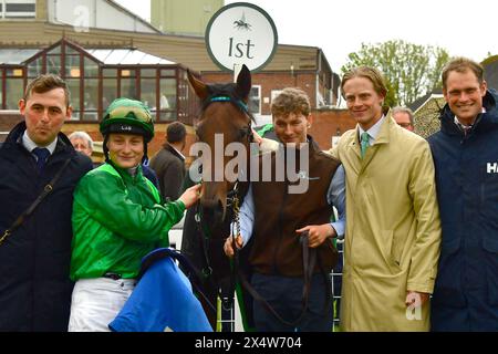 Salisbury, Regno Unito. 5 maggio 2024. Running Queen, guidata da Cieren Fallon (Green Cap) con collegamenti dopo aver vinto il Kingsclere Stud Fillies' del 2,40 all'ippodromo di Salisbury, Regno Unito. Crediti: Paul Blake/Alamy Live News. Foto Stock