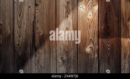 Immagine ravvicinata di tavole di legno con texture ricche e sfumature diverse di marrone e rosso Foto Stock