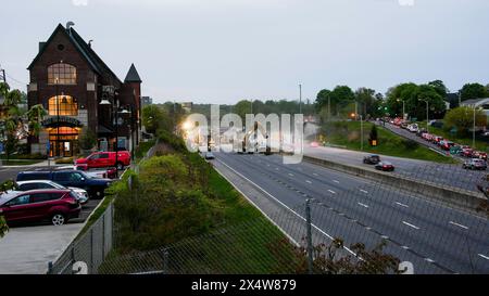 NORWALK, CT, USA- 4 MAGGIO 2024: La i-95 direzione nord riaprirà il sabato sera prima delle 20:00 dopo l'incidente da giovedì mattina Foto Stock