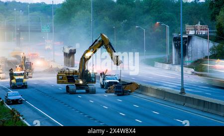 NORWALK, CT, USA- 4 MAGGIO 2024: La i-95 direzione nord riaprirà il sabato sera prima delle 20:00 dopo l'incidente da giovedì mattina Foto Stock