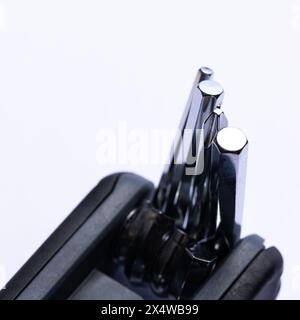 multitool multifunzione per bicicletta nera aperto su sfondo bianco. Utensili in acciaio cromato. Attrezzi per la riparazione automatica di biciclette . Foto Stock