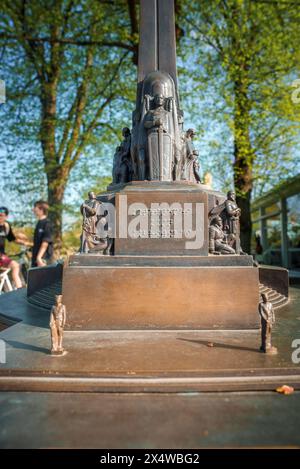 Una scultura in bronzo in miniatura del monumento della libertà Milda a riga Foto Stock