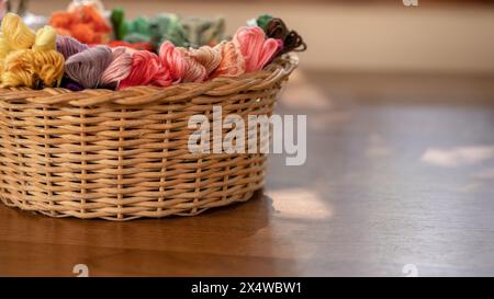 Libera la tua creatività: Cestino traboccante di ricami colorati Foto Stock