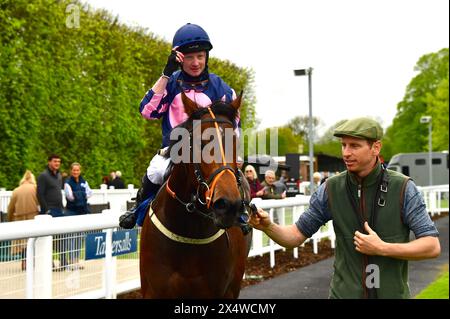 Salisbury, Regno Unito. 5 maggio 2024. William Carson saluta la folla dopo aver vinto nel 3,20 la Kigsclere staff handicap Stakes su Sub Thirteen al Salisbury Racecourse, Regno Unito. Crediti: Paul Blake/Alamy Live News. Foto Stock