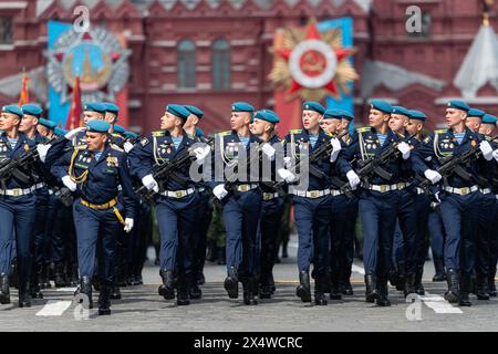 Mosca, Russia. 5 maggio 2024. I soldati marciano durante una prova per la parata militare del giorno della Vittoria, che segna il 79 ° anniversario della vittoria sovietica nella grande Guerra Patriottica, termine russo per la seconda guerra mondiale, sulla Piazza Rossa a Mosca, Russia, 5 maggio 2024. Crediti: Bai Xueqi/Xinhua/Alamy Live News Foto Stock