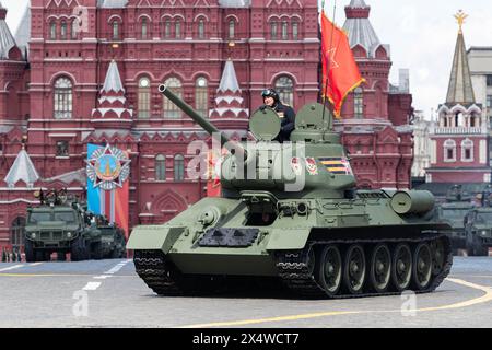 Mosca, Russia. 5 maggio 2024. Un carro armato viaggia lungo la Piazza Rossa durante una prova per la parata militare del giorno della Vittoria, che segna il 79 ° anniversario della vittoria sovietica nella grande Guerra Patriottica, termine russo per la seconda guerra mondiale, a Mosca, in Russia, 5 maggio 2024. Crediti: Bai Xueqi/Xinhua/Alamy Live News Foto Stock