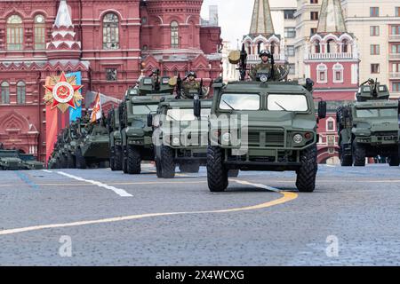Mosca, Russia. 5 maggio 2024. I veicoli blindati viaggiano lungo la Piazza Rossa durante una prova per la parata militare del giorno della Vittoria, che segna il 79 ° anniversario della vittoria sovietica nella grande Guerra Patriottica, termine della Russia per la seconda guerra mondiale, a Mosca, in Russia, 5 maggio 2024. Crediti: Bai Xueqi/Xinhua/Alamy Live News Foto Stock