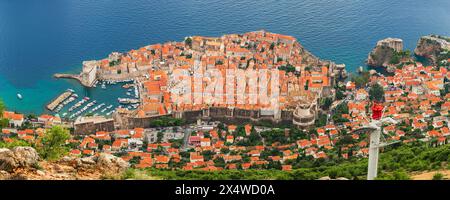 Ampio panorama di Dubrovnik, importante destinazione di viaggio in Croazia, Vista della città Vecchia dal punto di osservazione di Dubrava Foto Stock