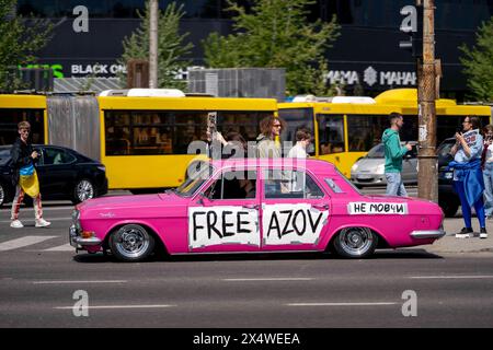 Kiev, Kiev, Ucraina. 5 maggio 2024. Protesta Azovstal libera di familiari e amici di soldati tenuti in prigionia dalla Russia. I soldati si arresero alla Russia il 20 maggio 2022 per salvare vite umane presso le opere di ferro e furto di Mariupol. Alcuni sono stati rilasciati, molti sono ancora detenuti in prigionia russa. (Credit Image: © Andreas Stroh/ZUMA Press Wire) SOLO PER USO EDITORIALE! Non per USO commerciale! Foto Stock