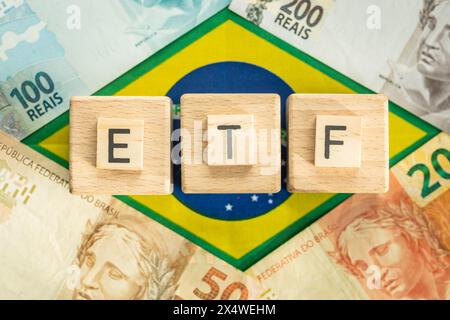 La parola ETF per Exchange Traded Fund scritta su cubi di legno, simbolo del denaro brasiliano Foto Stock