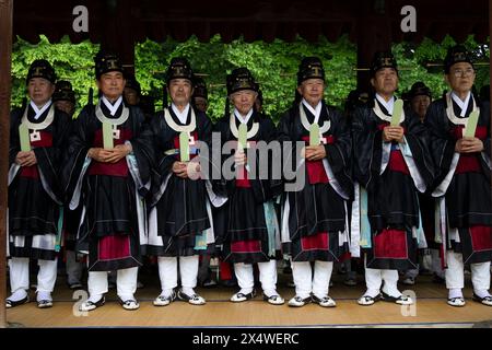 Seoul, Corea del Sud. 5 maggio 2024. Le persone che indossano costumi tradizionali partecipano alla cerimonia "Jongmyo Daeje", un rito ancestrale reale, al santuario Jongmyo a Seoul, Corea del Sud, 5 maggio 2024. Crediti: Jun Hyosang/Xinhua/Alamy Live News Foto Stock