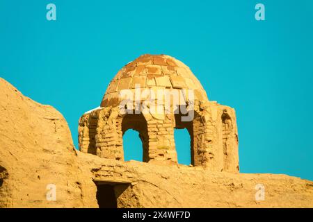 Il vecchio villaggio abbandonato è costruito con mattoni di fango (mattoni di mattoni di adobe; mattoni di vetro). Iran Foto Stock