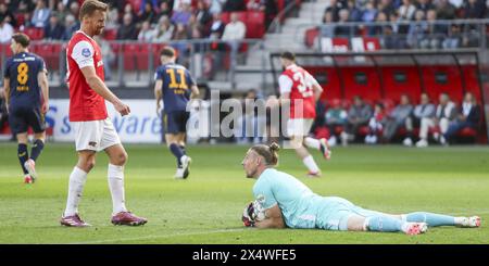 Alkmaar, Paesi Bassi. 5 maggio 2024. ALKMAAR - 05-05-2024, Stadio AFAS. Eredivisie olandese stagione di calcio 2023/2024, durante la partita AZ - Twente. Il portiere del FC Twente Lars Unnerstall e il giocatore dell'AZ Dani de WIT crediti: Pro Shots/Alamy Live News Foto Stock