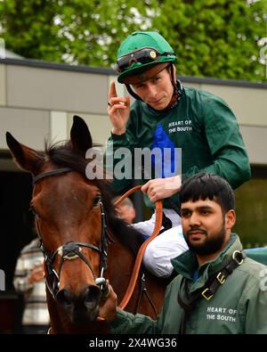 Salisbury, Regno Unito. 5 maggio 2024. Jason Watson saluta la folla dopo aver vinto il Kingsclere Racing Club handicap Stakes 4,30 all'ippodromo di Salisbury, Regno Unito. Crediti: Paul Blake/Alamy Live News. Foto Stock