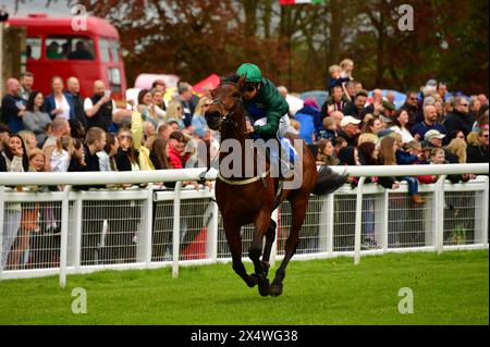 Salisbury, Regno Unito. 5 maggio 2024. Kotari, guidato da Jason Watson (Green Cap), vince le 4,30 Kingsclere Racing Club handicap Stakes all'ippodromo di Salisbury, Regno Unito. Crediti: Paul Blake/Alamy Live News. Foto Stock