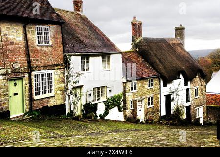 La vista lungo Gold Hill, la ripida strada acciottolata di Shaftesbury, Dorset, utilizzata per la pubblicità Hovis degli anni '1970, forse una delle più nostalgiche d'Inghilterra Foto Stock