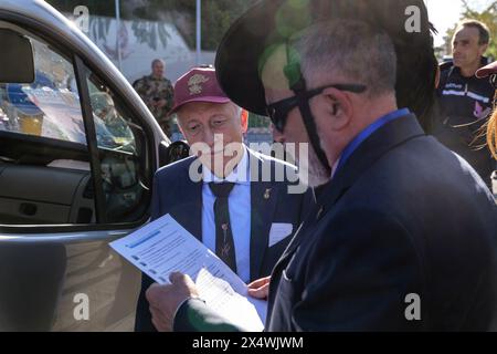 Ascoli Piceno, Italia. 5 maggio 2024. Il 71° raduno nazionale dei Bersaglieri si è svolto nella città di cento torri, Ascoli Piceno, dove 12.000 Bersaglieri hanno marciato attraverso i monumenti del centro della città fino al palco delle autorità situato in Piazza Arringo di fronte alla cattedrale di Sant'Emidio. La cerimonia è stata presieduta dal primo ministro italiano Giorgia Meloni. Ascoli Piceno - Marche, Italia - 05/05/2024 credito: Andrea Vagnoni/Alamy Live News Foto Stock