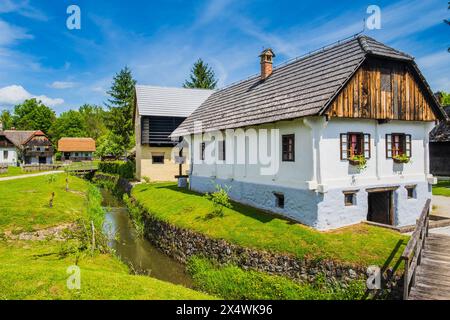 Tradizionale e pittoresco villaggio etno Kumrovec nella regione Zagorje in Croazia, luogo di nascita di Josip Broz Tito Foto Stock